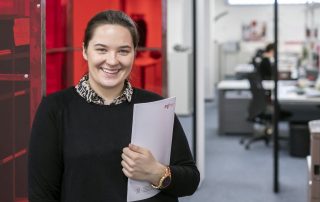 Auszubildende Hannah stellt ihren Tagesablauf als Kauffrau für Marketingkommunikation im Verlag vor