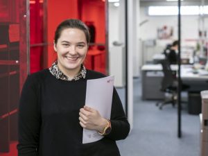 pb_ta_marketing_kommunikation_7524 Auszubildende Hannah stellt ihren Tagesablauf als Kauffrau für Marketingkommunikation im Verlag vor