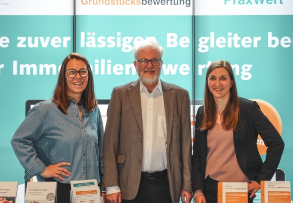 Messestand der mgo fachverlage auf dem 22. Deutschen Sachverständigentag in Berlin mit ihren Produkten Praxis der Grundstücksbewertung sowie PraxWert