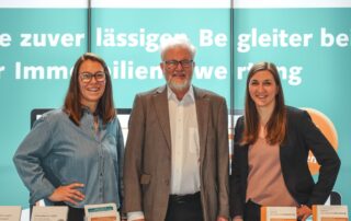 Messestand der mgo fachverlage auf dem 22. Deutschen Sachverständigentag in Berlin mit ihren Produkten Praxis der Grundstücksbewertung sowie PraxWert