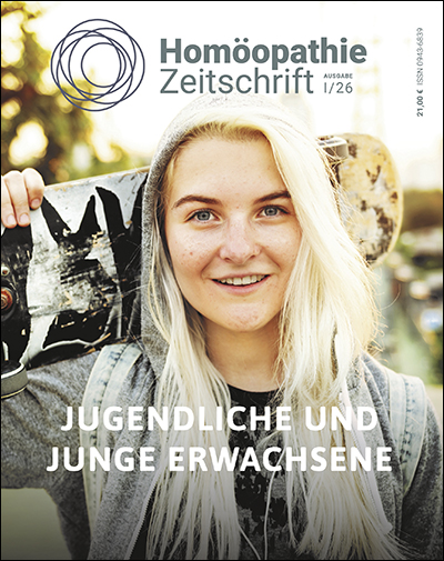 Das Cover der Homöopathiezeitschrift 1/2026. Es zeigt ein Mädchen mit einem Skateboard über der Schulter. Die Ausgabe beschäftigt sich mit Jugendlichen und jungen Erwachsenen.