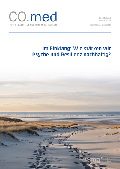 Das Cover der CO.med 01/2026. Es zeigt einen schönen Sandsrtand mit Dünen und einem Blick aufs offene Meer. Titelthema der Ausgabe ist: Im Einklang: Wie stärken wir Psyche und Resilienz nachhaltig?