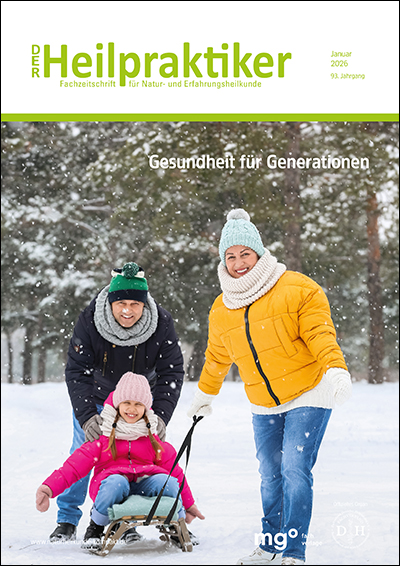 Das Cover von Der Heilpraktiker 01/2026. Es zeigt eine Familie (Vater, Mutter und Kind), die mit einem Schlitten im Schnee spielen. Titelthema der Ausgabe ist: Gesundheit für Generationen.