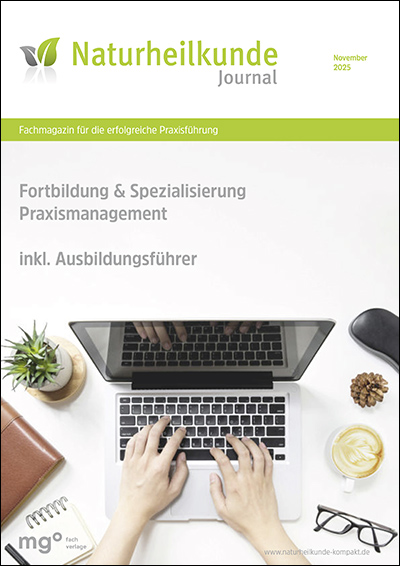 Das Cover ders Naturheilkunde Journals 04/2025. Es zeigt zwei Hände, die auf einer Laptop-Tastatur tippen.