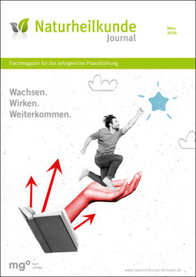 Das Cover ders Naturheilkunde Journals 04/2025. Es zeigt zwei Hände, die auf einer Laptop-Tastatur tippen.