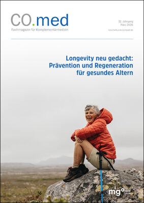 Das Cover der CO.med 01/2026. Es zeigt einen schönen Sandsrtand mit Dünen und einem Blick aufs offene Meer. Titelthema der Ausgabe ist: Im Einklang: Wie stärken wir Psyche und Resilienz nachhaltig?